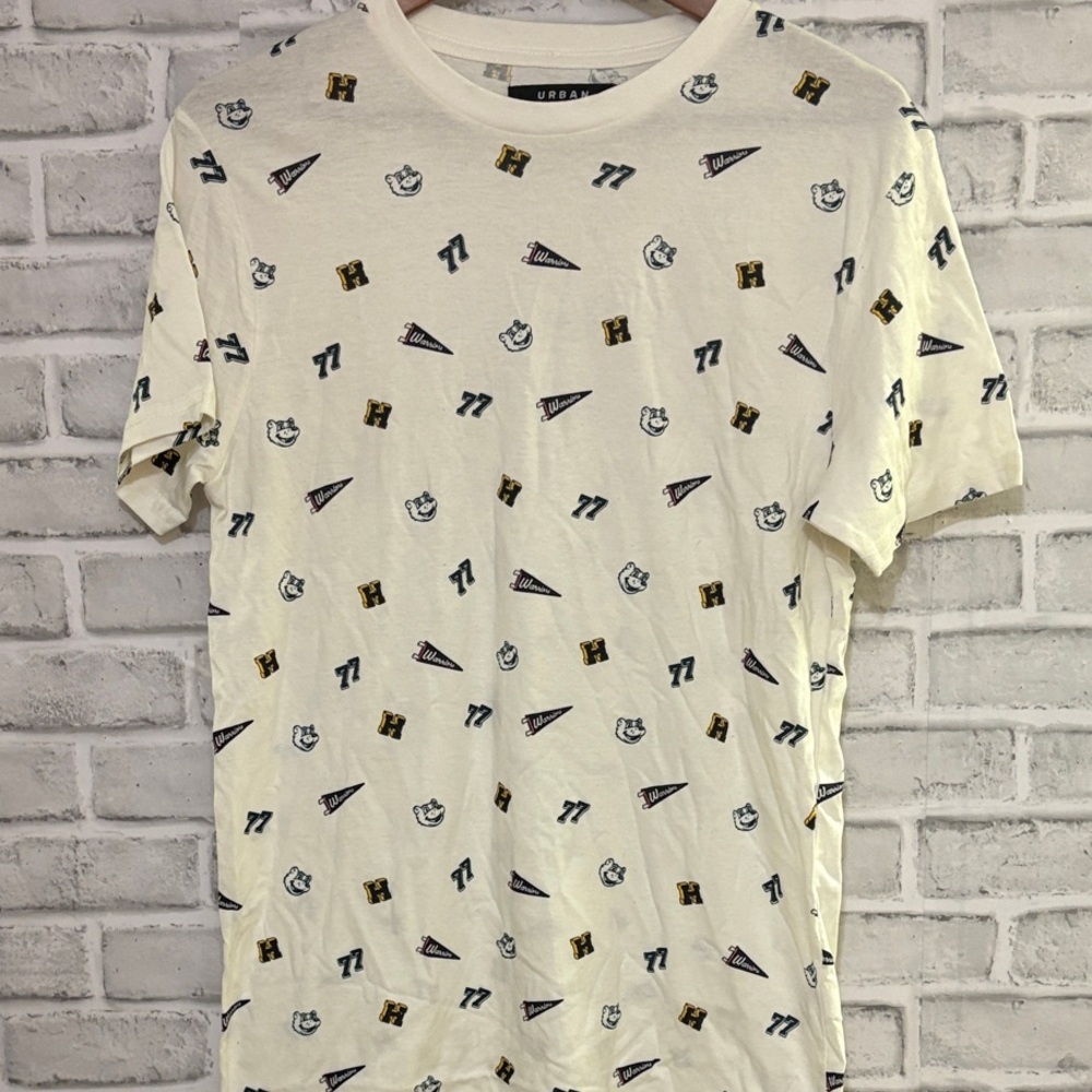 Urban Heritage Cream Graphic Tee with Iconic sports fan Print, size small